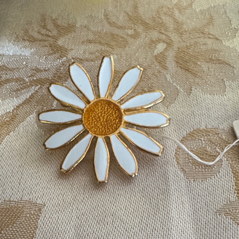 Vintage White and Gold Daisy Brooch